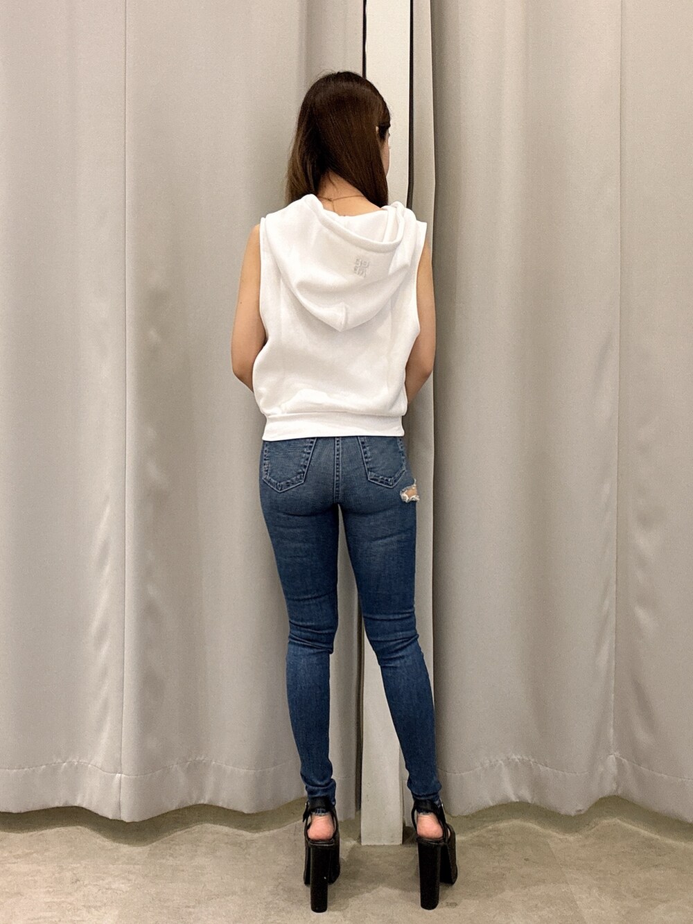 ホワイト系のTシャツ/カットソー、ブルー系のデニムパンツ、ブラック系のサンダルを着用したレディースの夏コーディネートの3枚目の写真