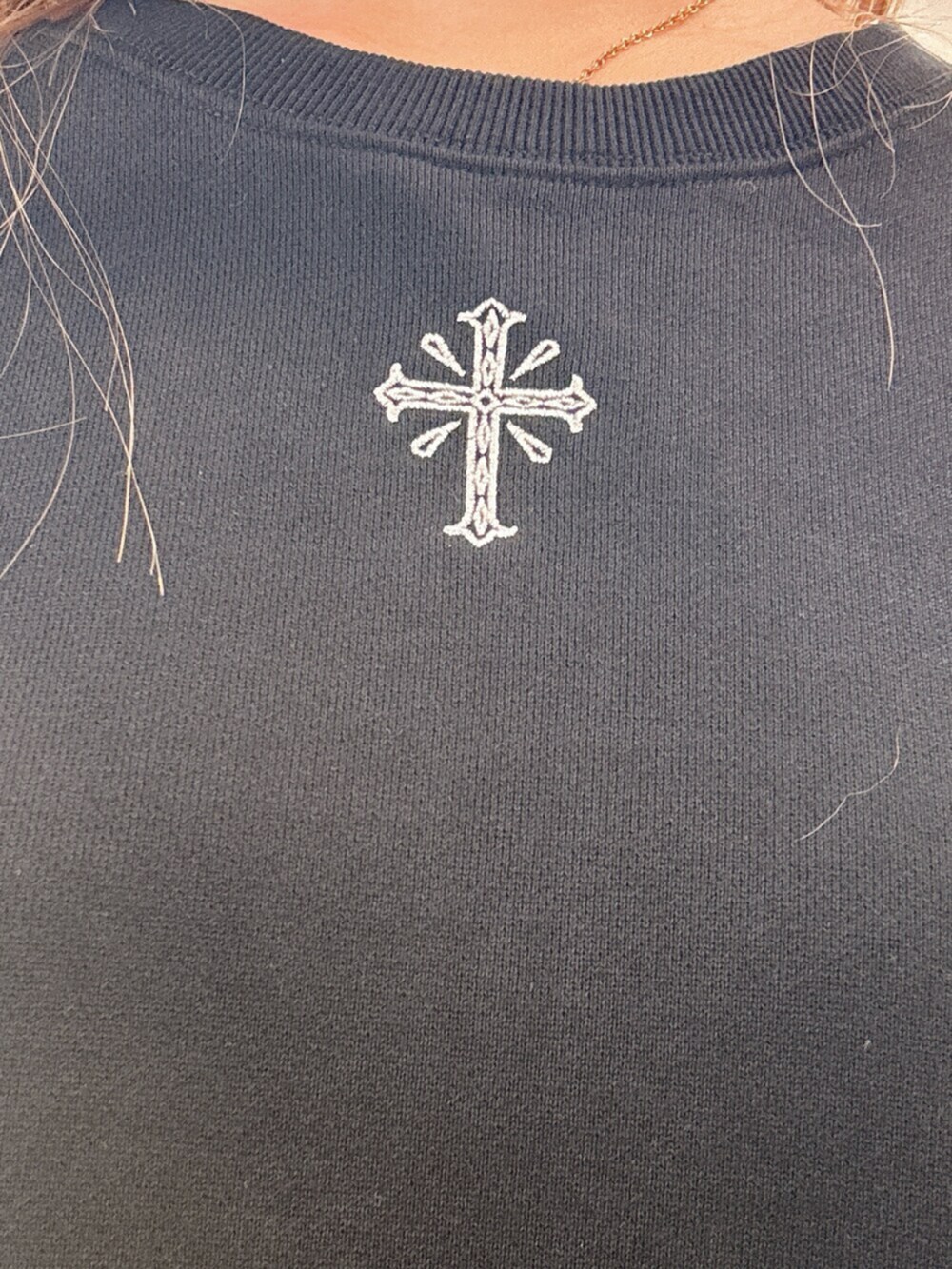 ブルー系のデニムパンツ、ブラック系のサンダル、ブラック系のTシャツ/カットソーを着用したレディースの夏コーディネートの6枚目の写真