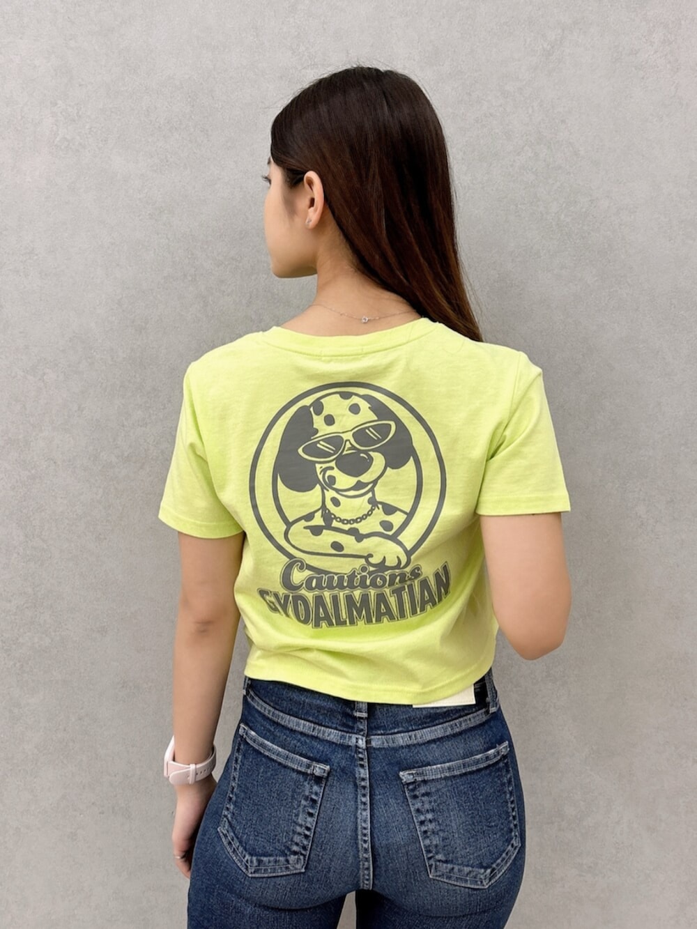 ブルー系のデニムパンツ、グリーン系のTシャツ/カットソー、ホワイト系のサンダルを着用したレディースの夏コーディネートの5枚目の写真