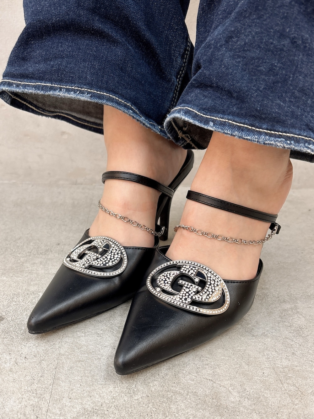 ブラック系のシャツ/ブラウス、ブルー系のデニムパンツ、ブラック系のショルダーバッグを着用したレディースの春コーディネートの8枚目の写真