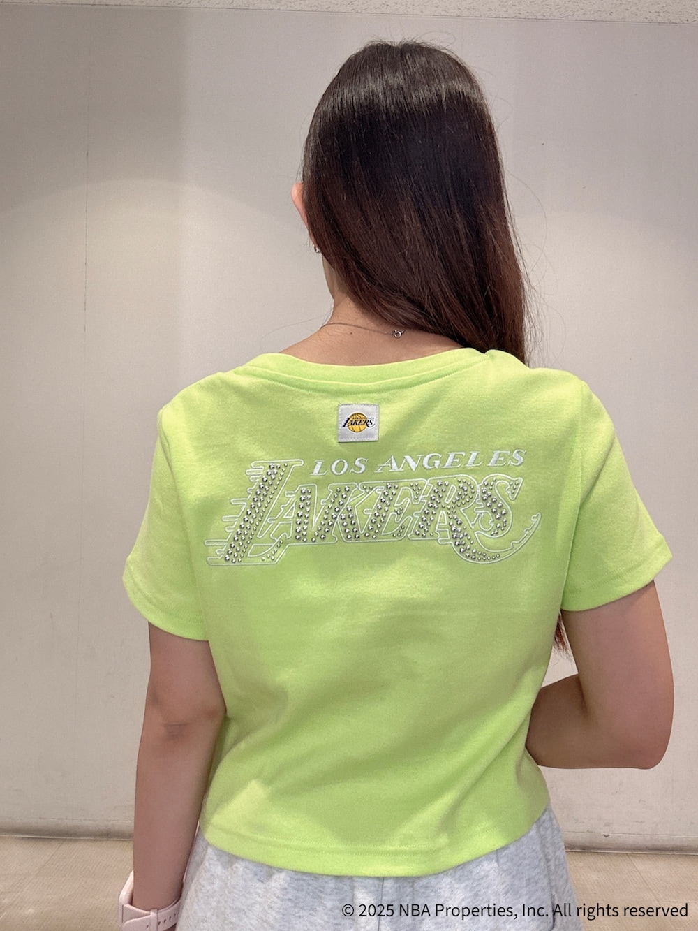 グリーン系のTシャツ/カットソー、グレー系のスウェットパンツ、ブラック系のパンプスを着用したレディースの夏コーディネートの6枚目の写真