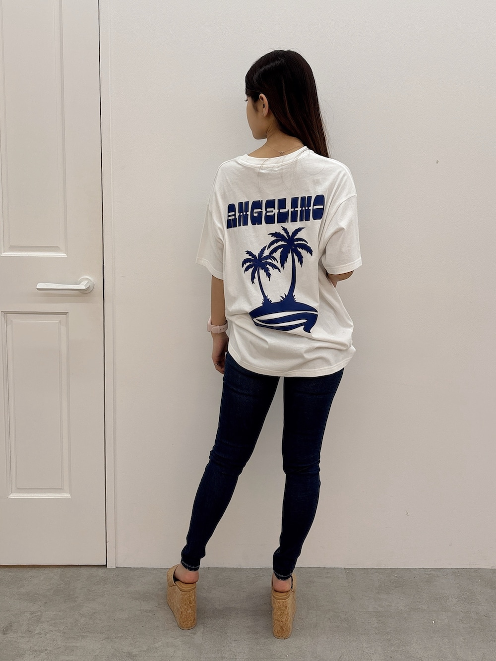 ホワイト系のTシャツ/カットソー、ブルー系のデニムパンツ、ベージュ系のサンダルを着用したレディースの夏コーディネートの3枚目の写真