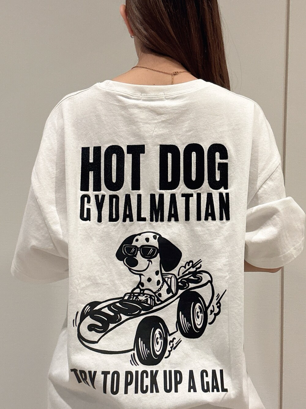 ホワイト系のTシャツ/カットソー、ブルー系のデニムパンツ、ブラック系のパンプスを着用したレディースの春コーディネートの6枚目の写真