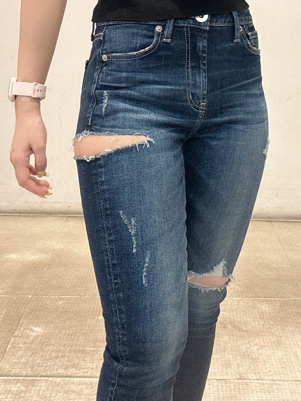 ホワイト系のニット/セーター、ブルー系のデニムパンツ、ブラック系のパンプスを着用したレディースの春コーディネートの6枚目の写真