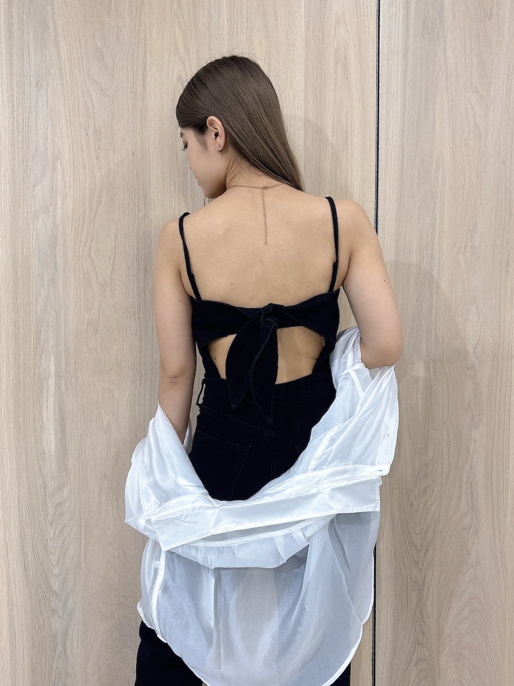 ブラック系のつなぎ/オールインワン、ホワイト系のシャツ/ブラウス、ホワイト系のサンダルを着用したレディースの夏コーディネートの5枚目の写真