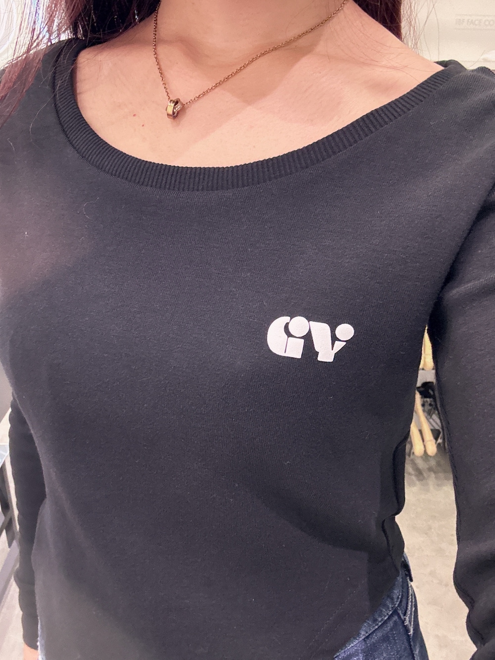 ブラック系のTシャツ/カットソー、その他のブルゾン、ブルー系のデニムパンツを着用したレディースの秋コーディネートの4枚目の写真