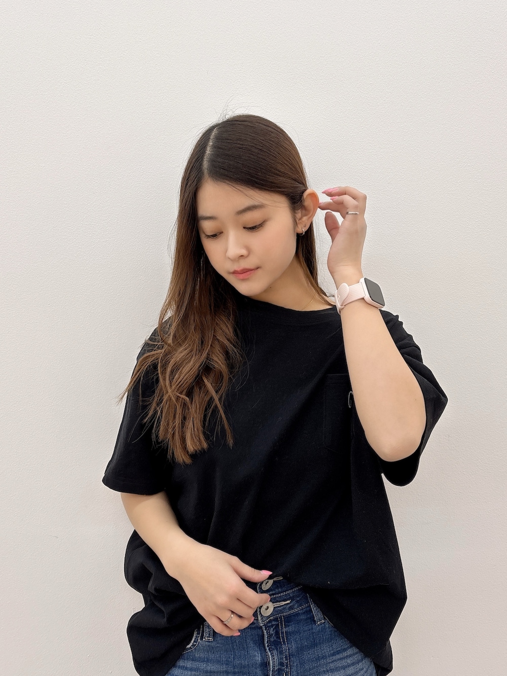 ブラック系のTシャツ/カットソー、ブルー系のデニムパンツ、ホワイト系のパンプスを着用したレディースの春コーディネートの4枚目の写真