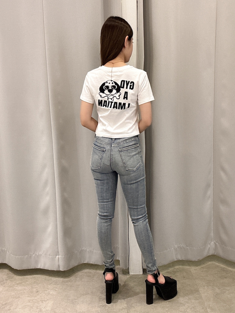 ホワイト系のTシャツ/カットソー、ブルー系のデニムパンツ、ブラック系のサンダルを着用したレディースの夏コーディネートの3枚目の写真