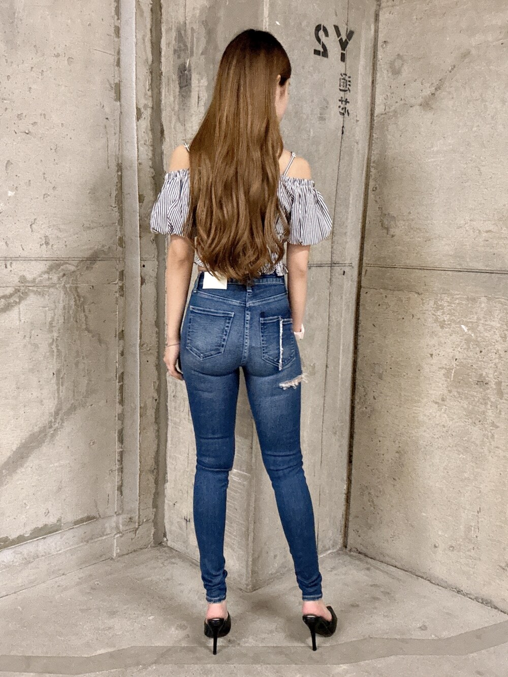 その他のシャツ/ブラウス、ブルー系のデニムパンツ、ブラック系のパンプスを着用したレディースの春コーディネートの3枚目の写真