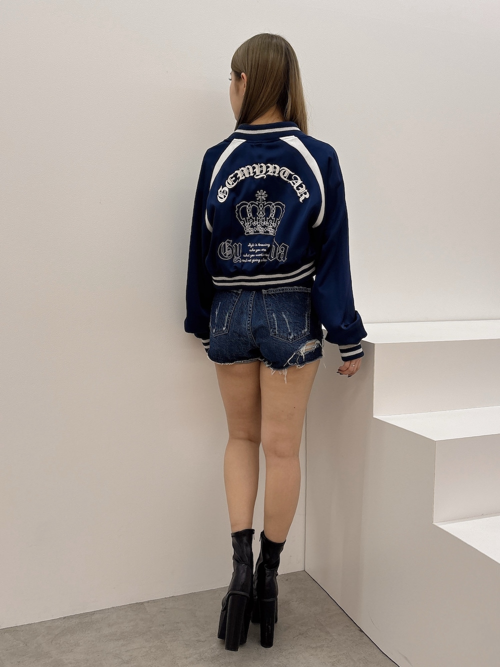 ブラック系のTシャツ/カットソー、ブルー系のブルゾン、ブルー系のデニムパンツを着用したレディースの冬コーディネートの3枚目の写真