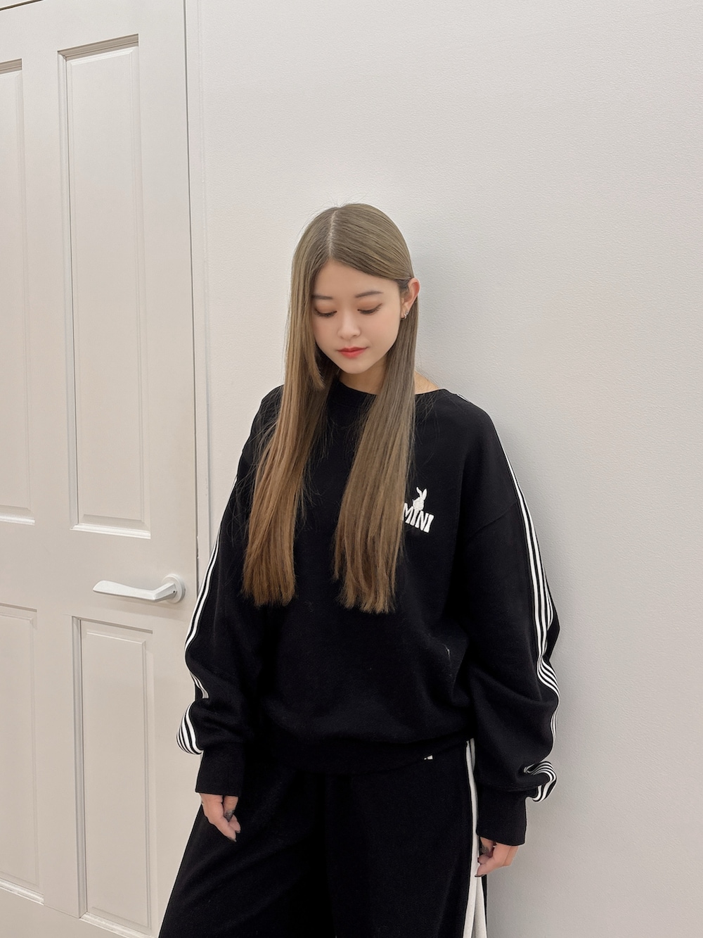 ブラック系のスウェットパンツ、ブラック系のスウェット、ブラック系のブーツを着用したレディースの冬コーディネートの4枚目の写真