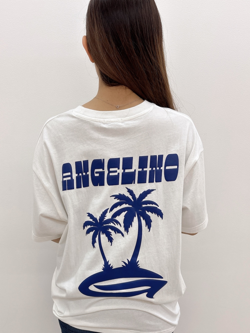 ホワイト系のTシャツ/カットソー、ブルー系のデニムパンツ、ベージュ系のサンダルを着用したレディースの夏コーディネートの6枚目の写真