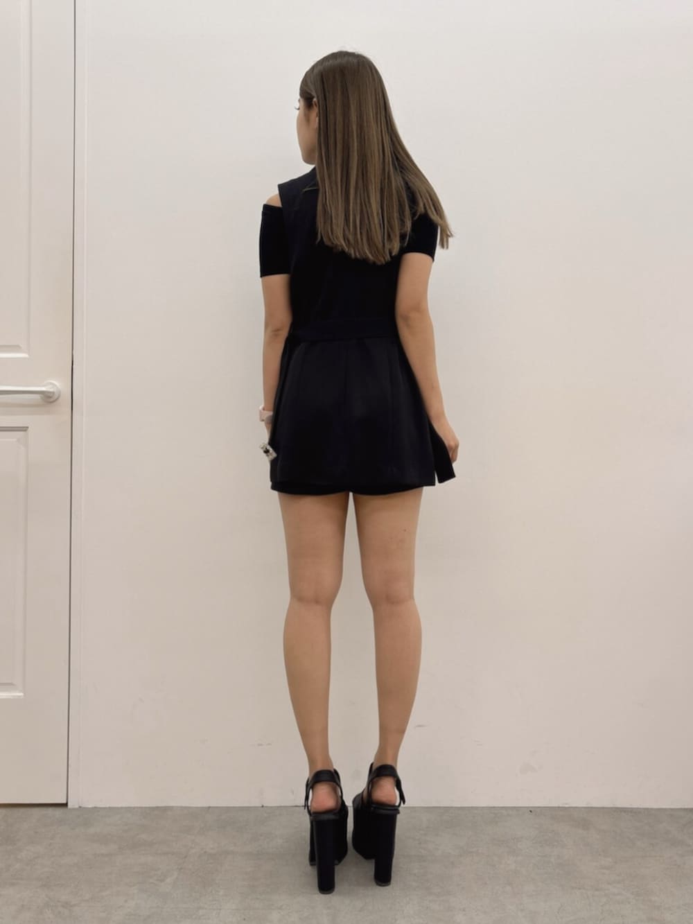 ブラック系のTシャツ/カットソー、ブラック系のサンダル、ブラック系のベストを着用したレディースの春コーディネートの3枚目の写真