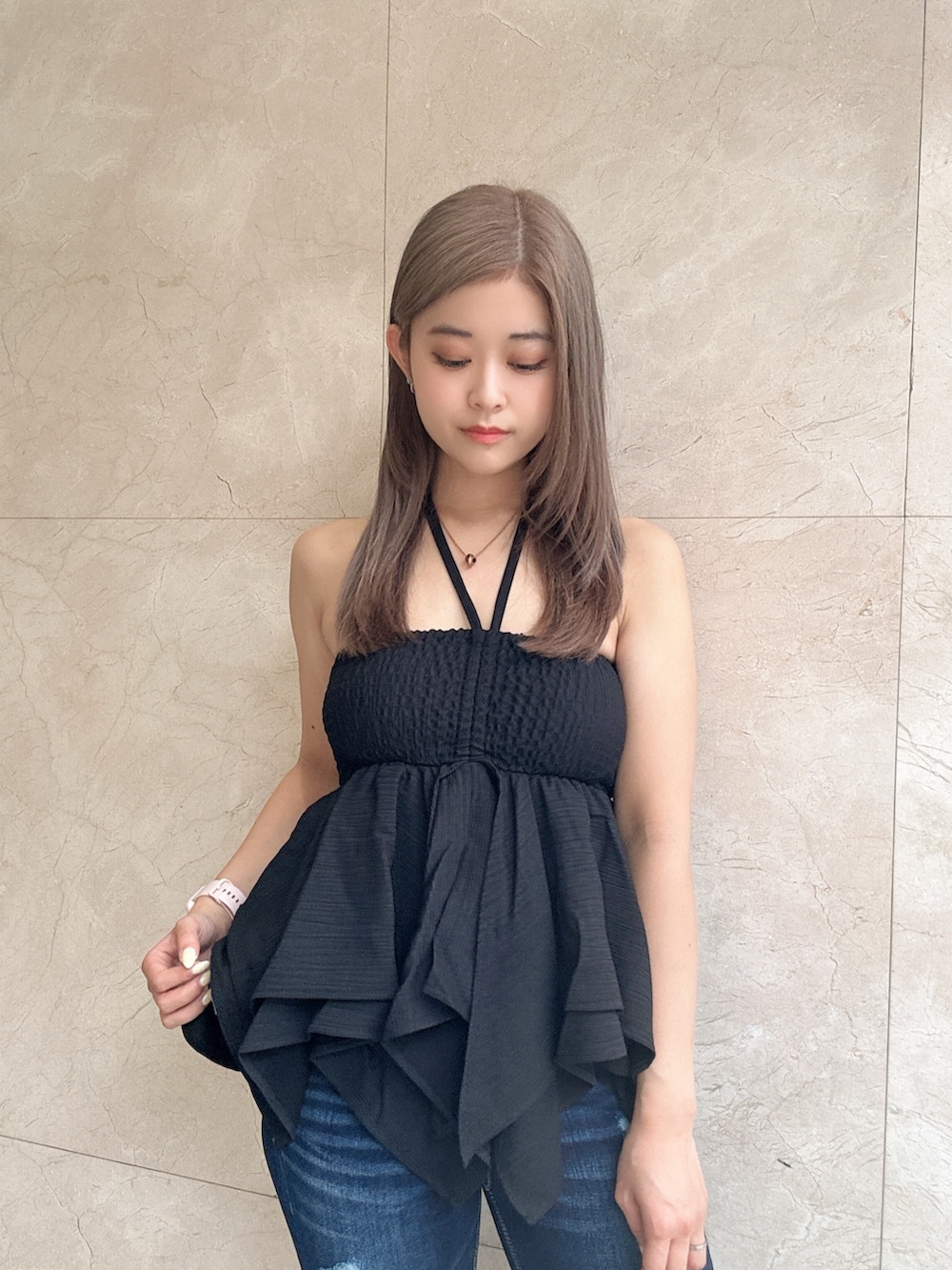 ブラック系のキャミソール、ブルー系のデニムパンツ、ブラック系のサンダルを着用したレディースの夏コーディネートの4枚目の写真
