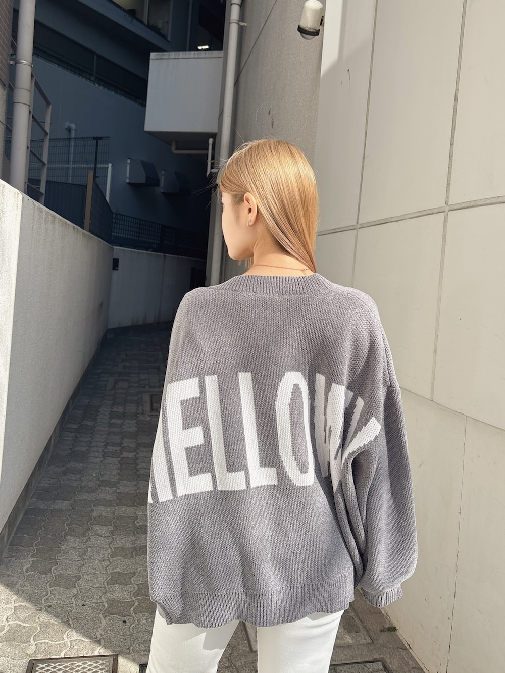ホワイト系のつなぎ/オールインワン、グレー系のカーディガン/ボレロ、ブラック系のパンプスを着用したレディースの冬コーディネートの6枚目の写真