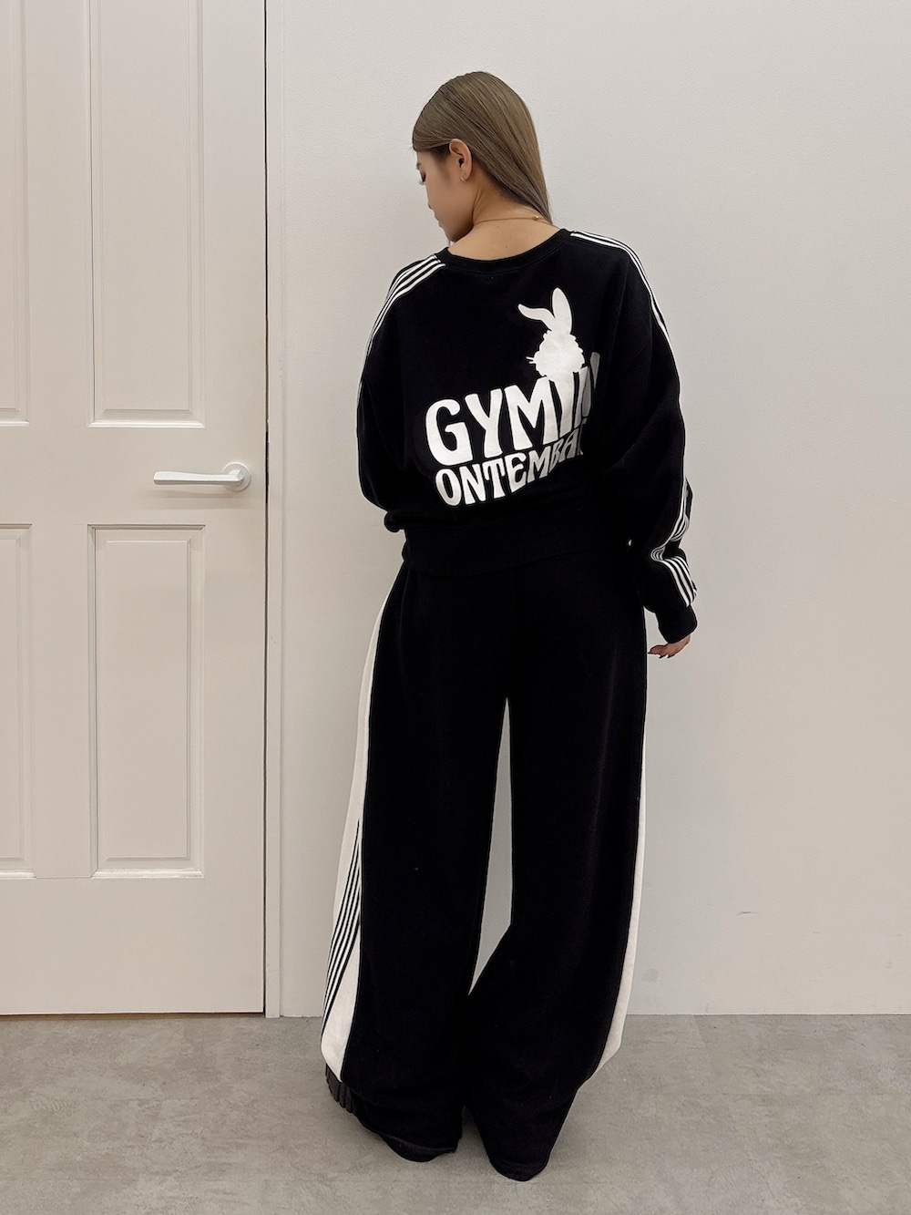 ブラック系のスウェットパンツ、ブラック系のスウェット、ブラック系のブーツを着用したレディースの冬コーディネートの3枚目の写真