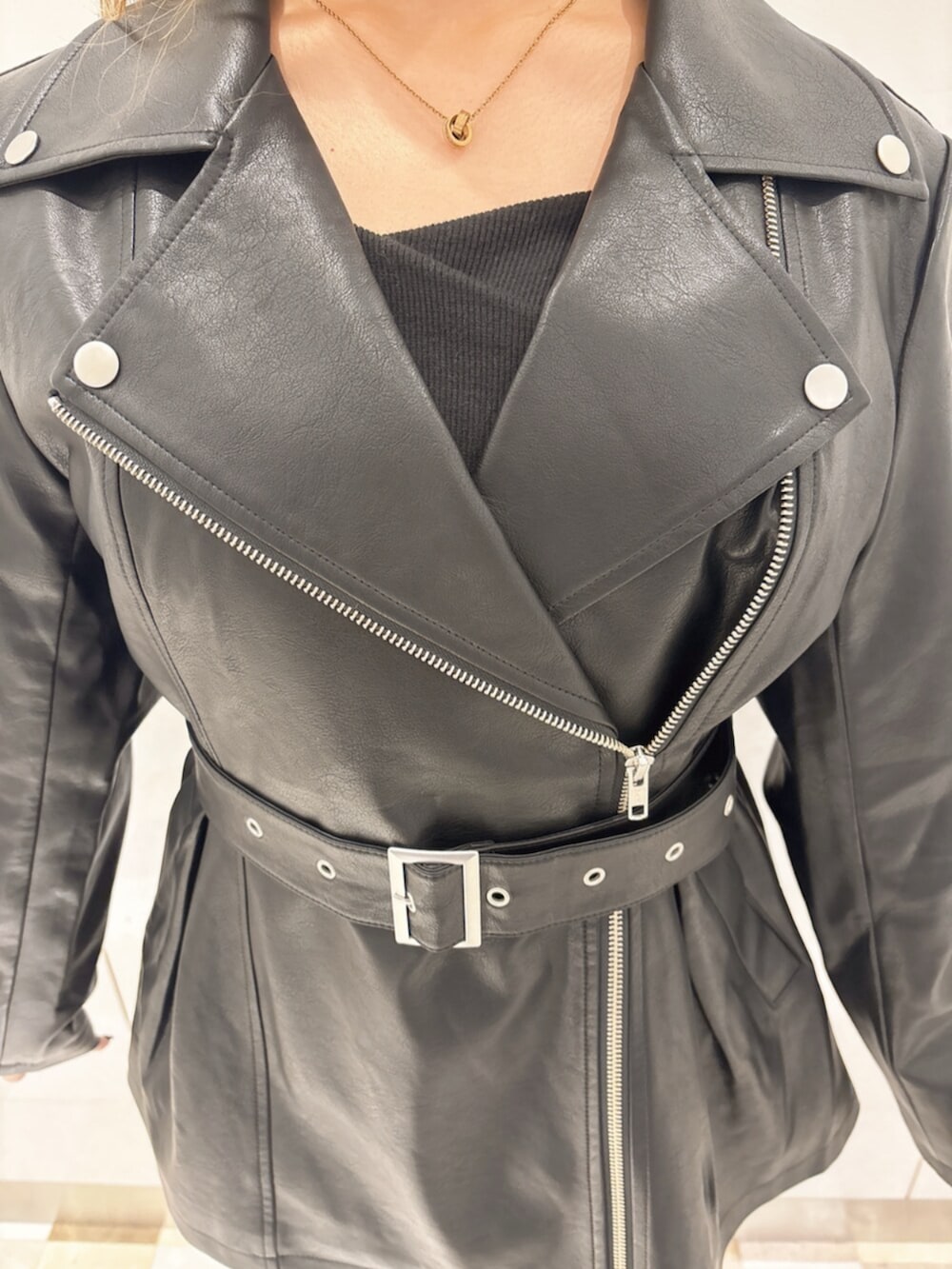 ブルー系のデニムパンツ、ブラック系のブーツ、ブラック系のTシャツ/カットソーを着用したレディースの秋コーディネートの5枚目の写真