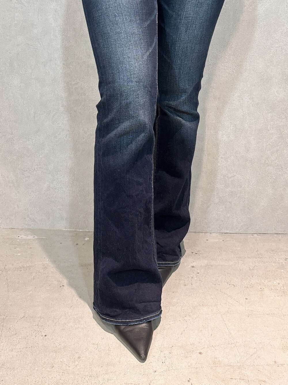 ホワイト系のキャミソール、パープル系のパーカー、ブルー系のデニムパンツを着用したレディースの春コーディネートの7枚目の写真