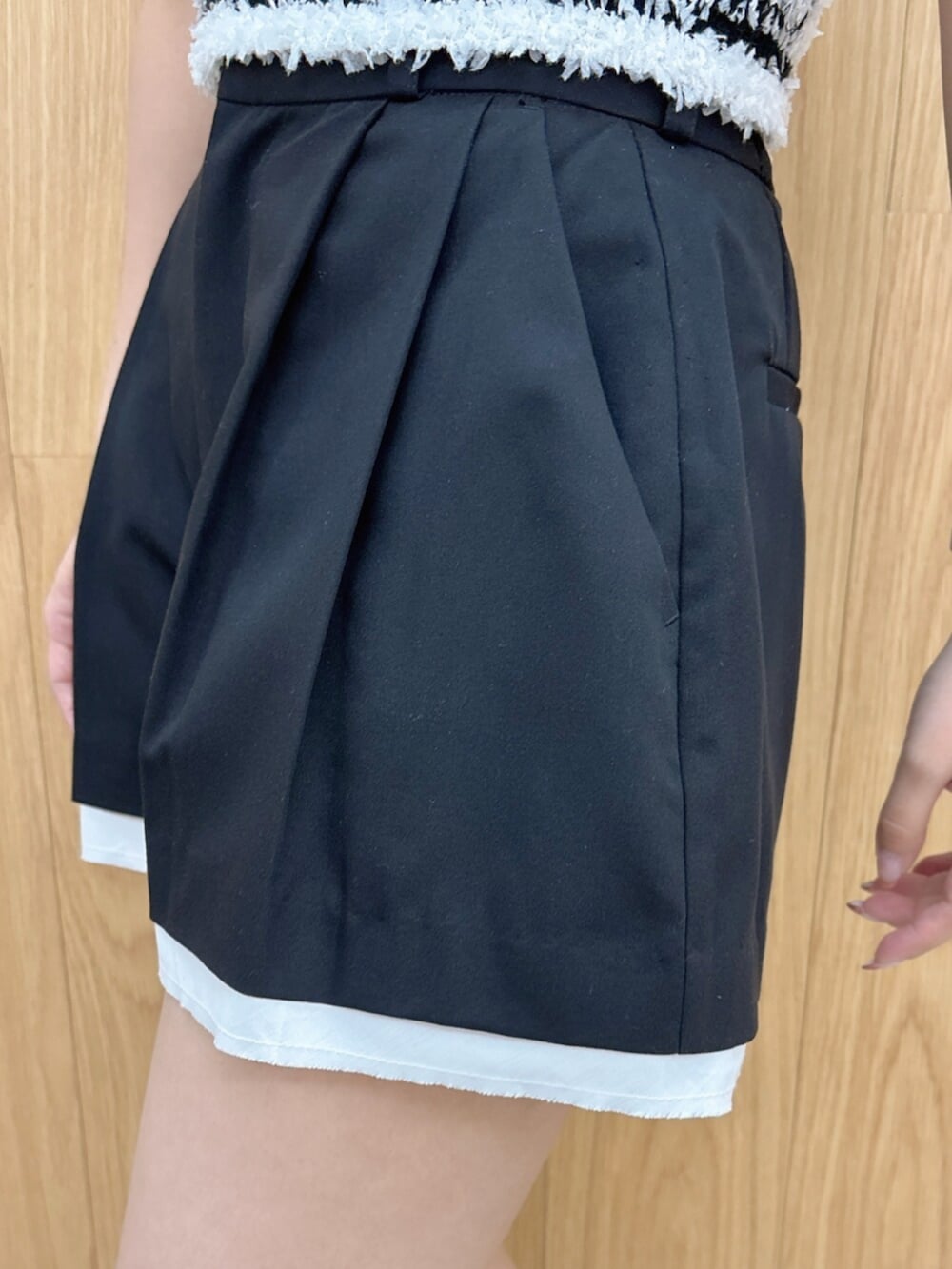 ブラック系のサンダル、ホワイト系のニット/セーター、ブラック系のその他パンツを着用したレディースの夏コーディネートの6枚目の写真