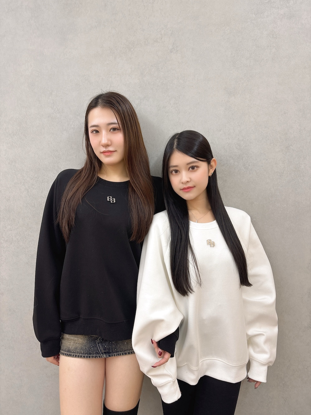 ホワイト系のスウェット、ブラック系のデニムパンツ、ブラック系のブーツを着用したレディースの冬コーディネートの5枚目の写真