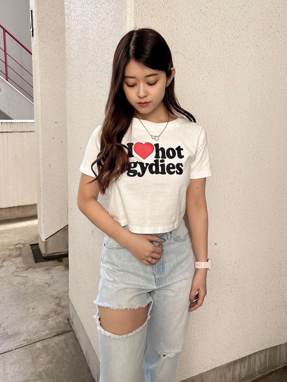 ホワイト系のTシャツ/カットソー、ブルー系のデニムパンツ、ホワイト系のスニーカーを着用したレディースの春コーディネートの4枚目の写真