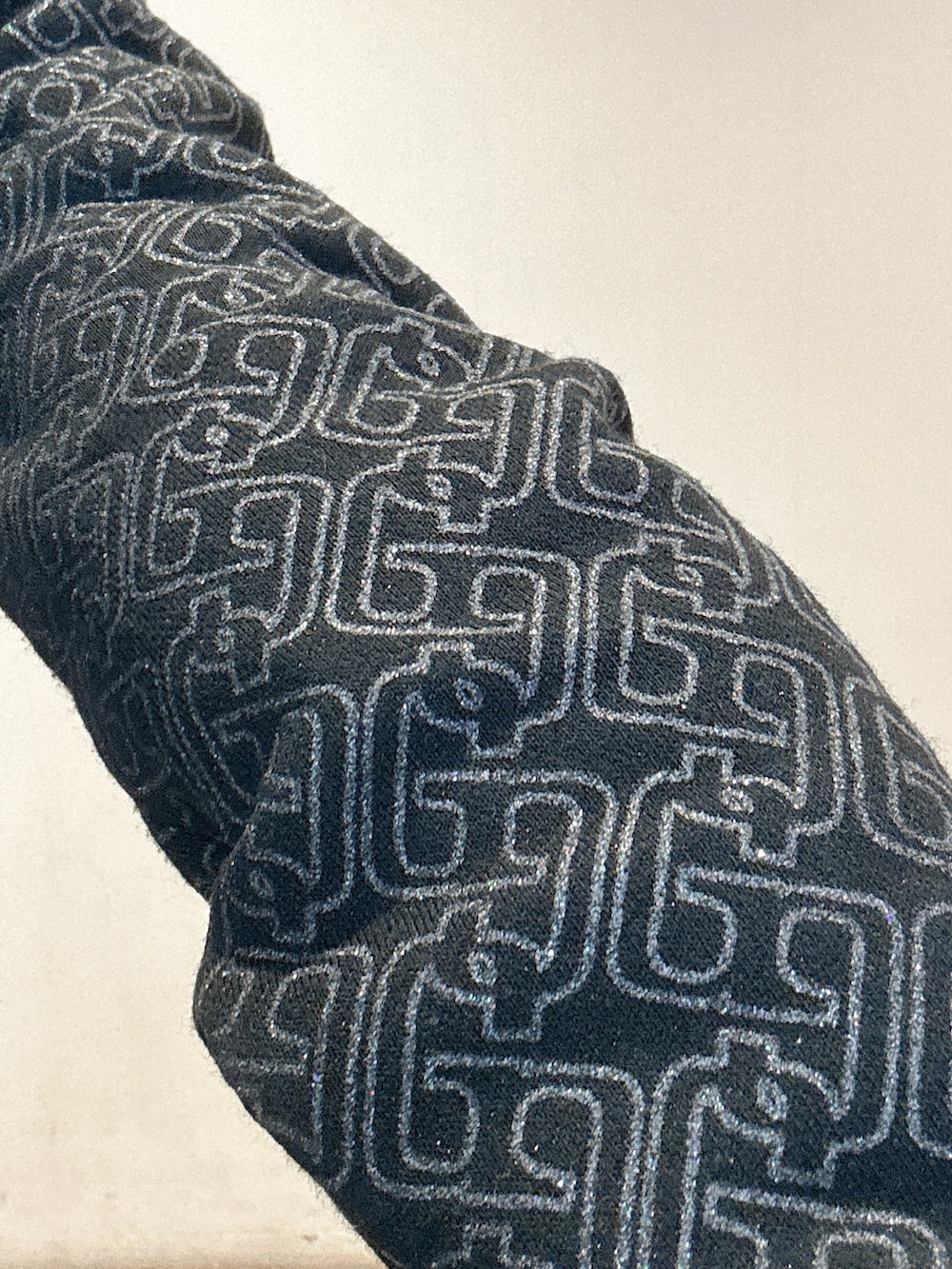 ブラック系のキャミソール、ブラック系のスカート、ブラック系のパーカーを着用したレディースの冬コーディネートの7枚目の写真