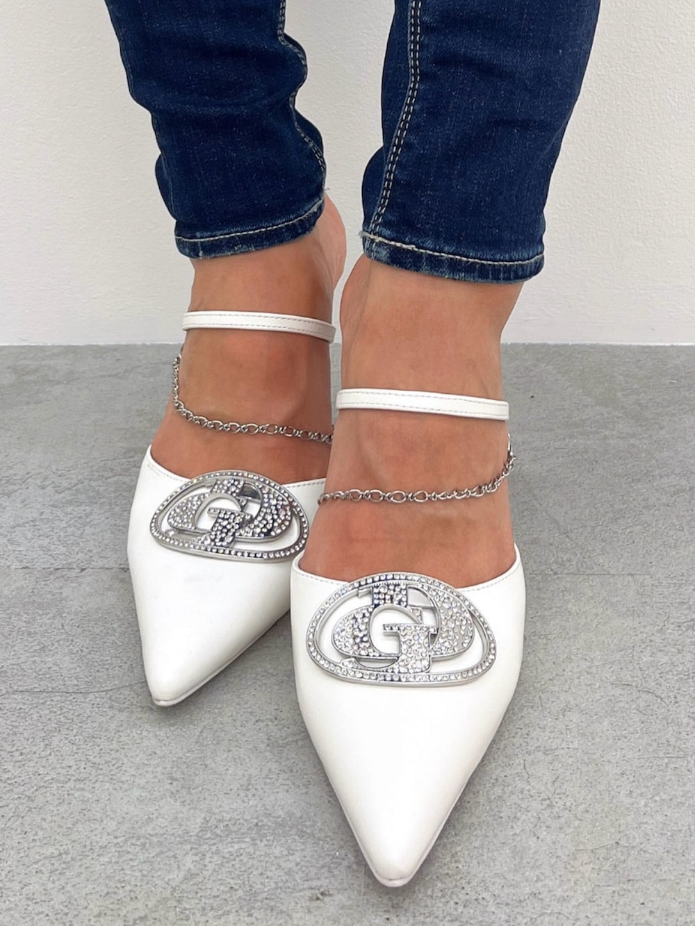 ブラック系のTシャツ/カットソー、ブルー系のデニムパンツ、ホワイト系のパンプスを着用したレディースの春コーディネートの7枚目の写真