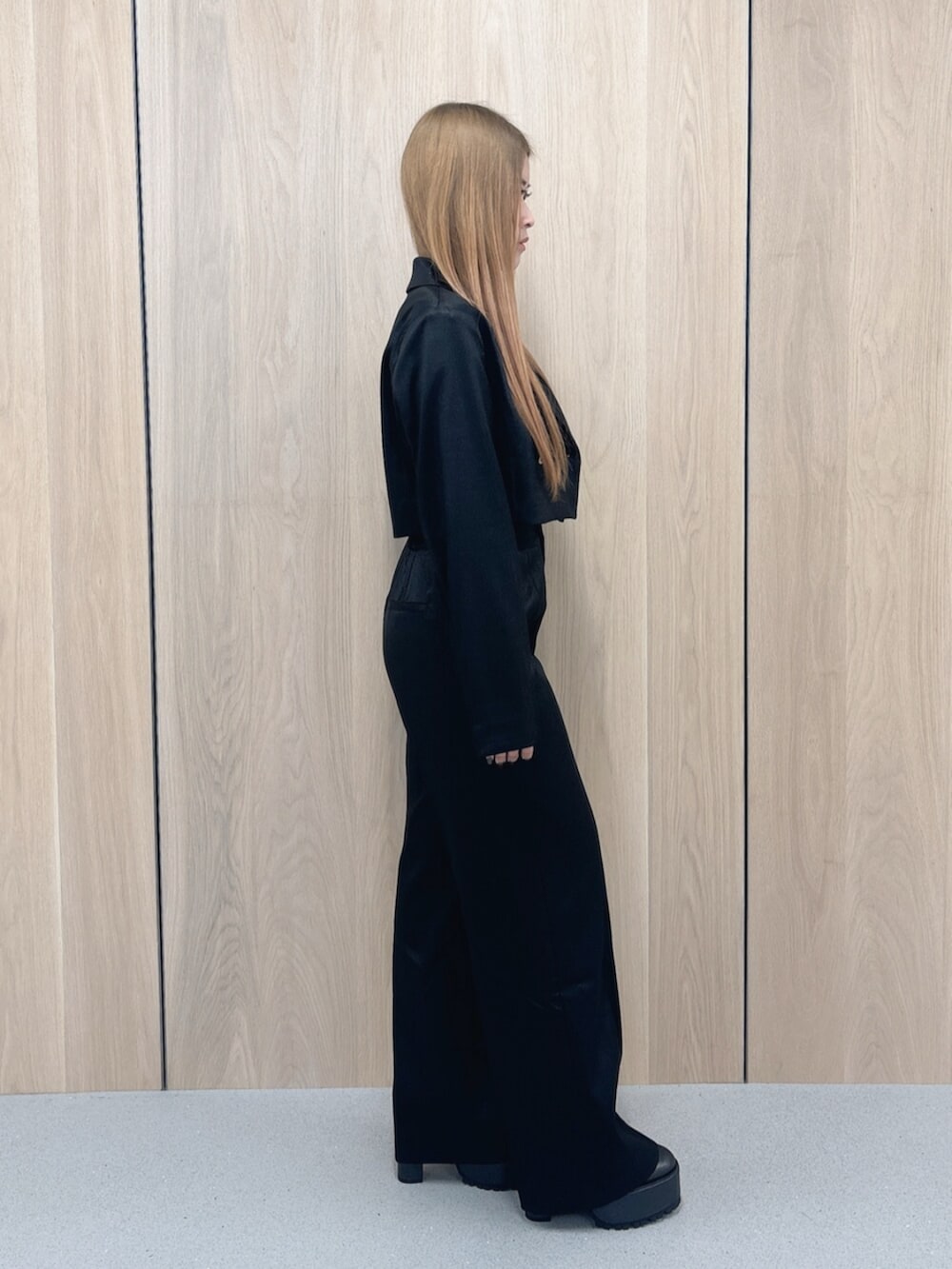 ホワイト系のキャミソール、ブラック系のテーラードジャケット、ブラック系のその他パンツを着用したレディースの春コーディネートの2枚目の写真