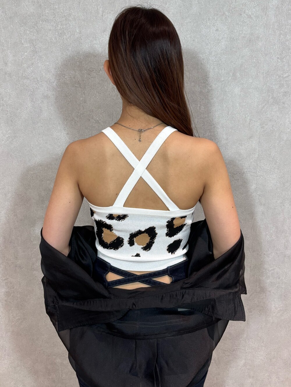 ベージュ系のキャミソール、ブラック系のシャツ/ブラウス、ブルー系のデニムパンツを着用したレディースの春コーディネートの6枚目の写真