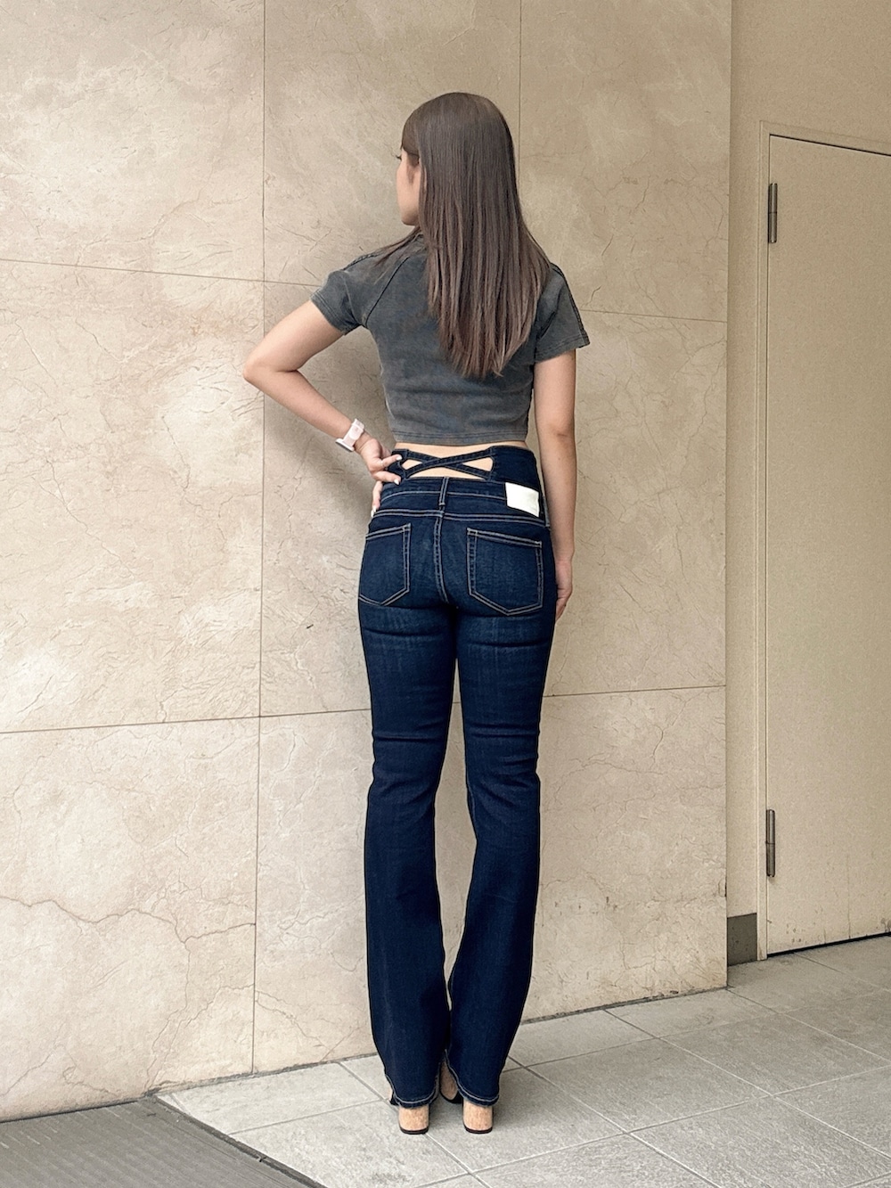 ブラック系のTシャツ/カットソー、ブルー系のデニムパンツ、ブラック系のサンダルを着用したレディースの夏コーディネートの3枚目の写真