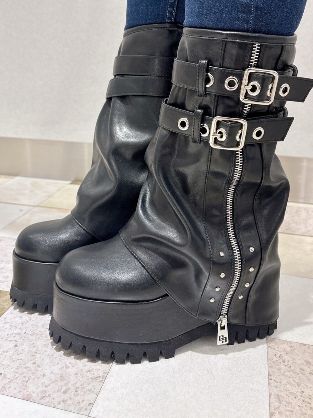 ホワイト系のタンクトップ、ブルー系のデニムジャケット、ブルー系のデニムパンツを着用したレディースの夏コーディネートの7枚目の写真
