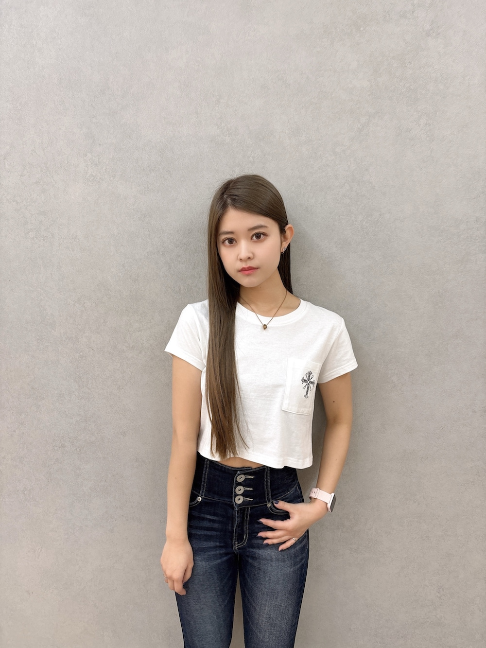 ホワイト系のTシャツ/カットソー、ブルー系のデニムパンツ、ホワイト系のパンプスを着用したレディースの春コーディネートの4枚目の写真
