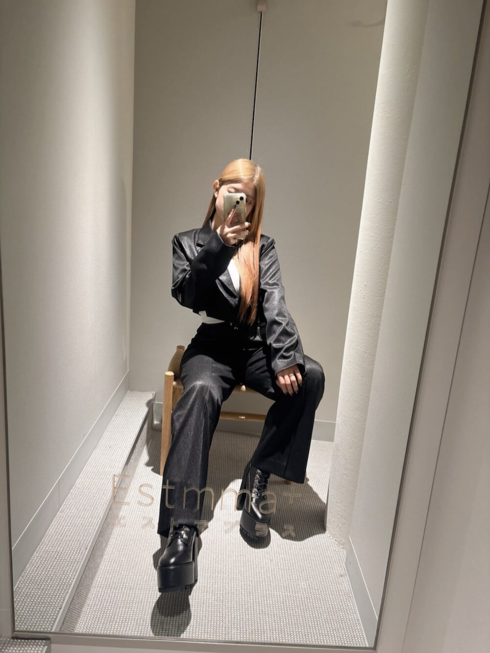 ホワイト系のキャミソール、ブラック系のテーラードジャケット、ブラック系のその他パンツを着用したレディースの春コーディネートの7枚目の写真