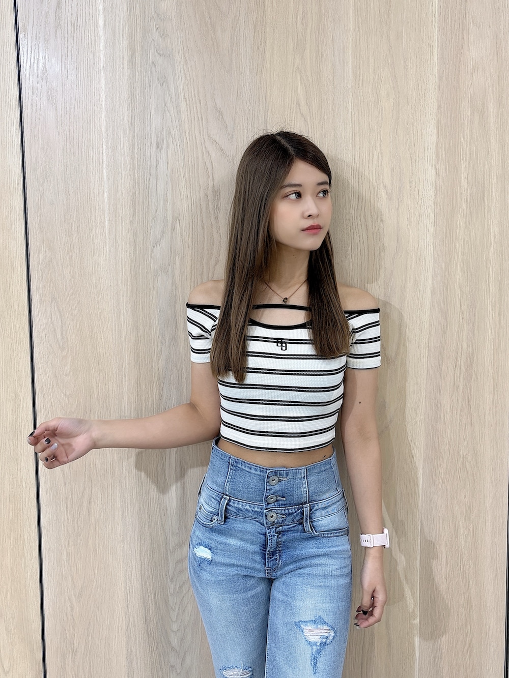 その他のTシャツ/カットソー、ブルー系のデニムパンツ、ホワイト系のサンダルを着用したレディースの夏コーディネートの4枚目の写真