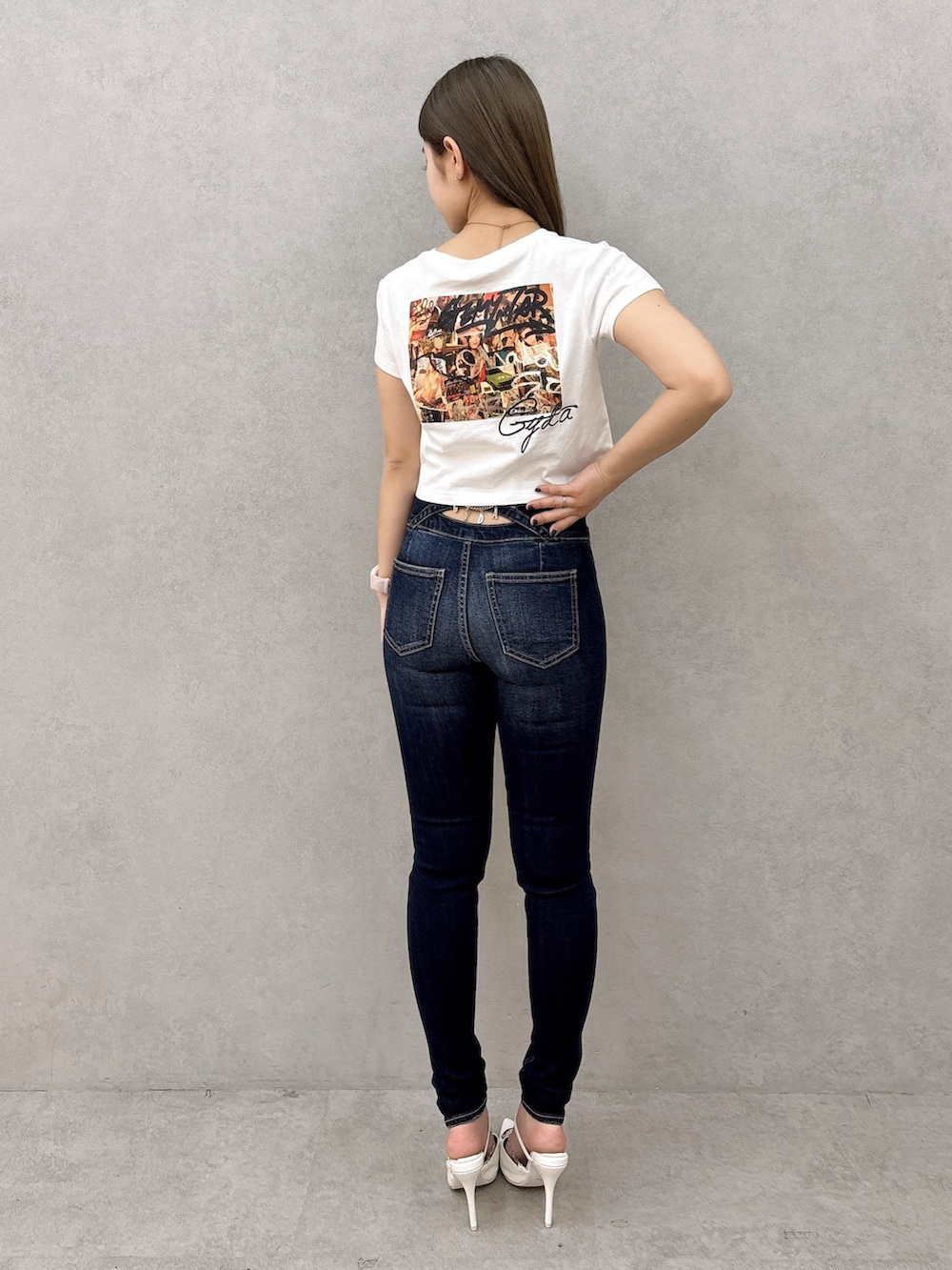 ホワイト系のTシャツ/カットソー、ブルー系のデニムパンツ、ホワイト系のパンプスを着用したレディースの春コーディネートの3枚目の写真