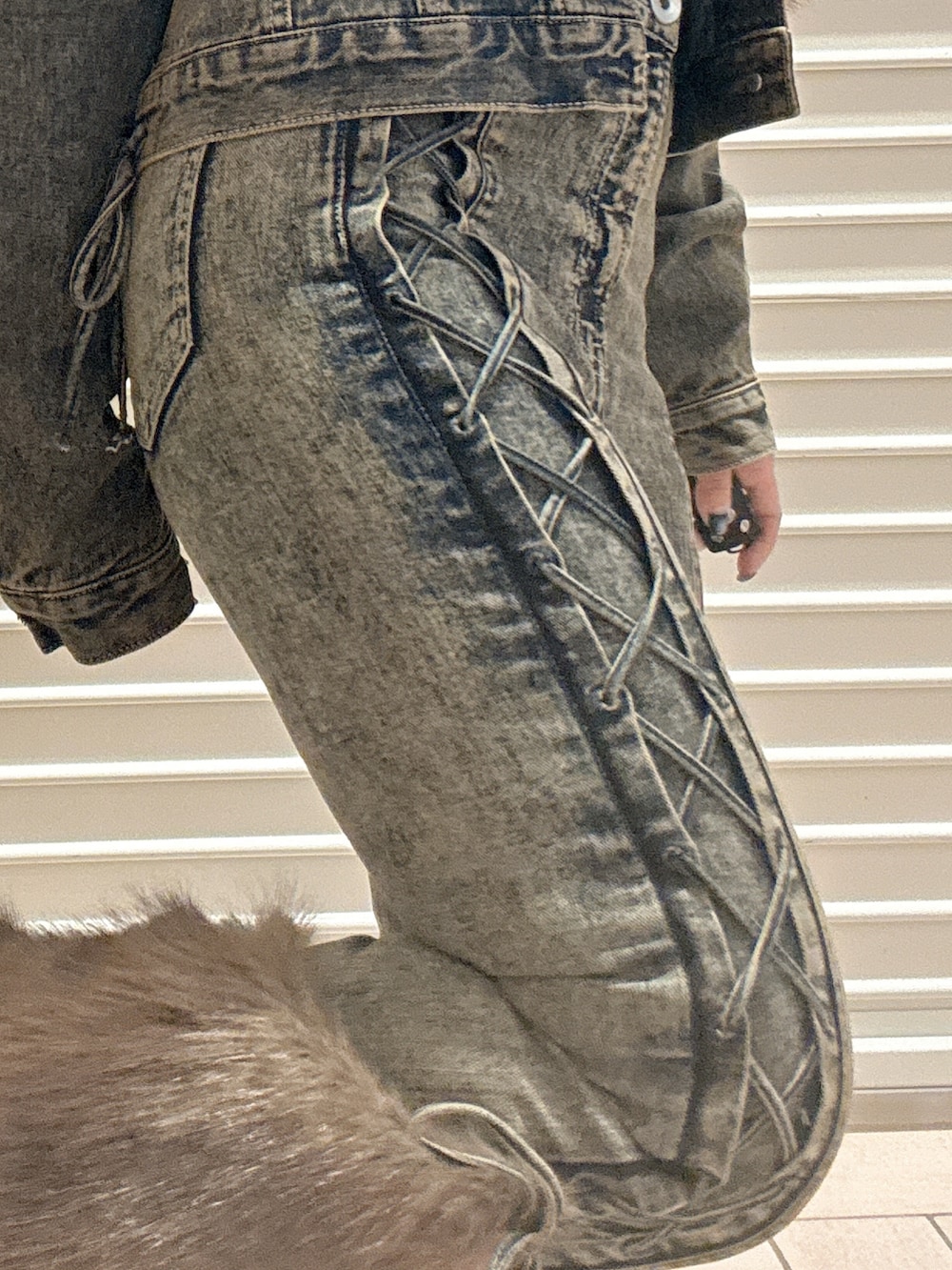 ブラック系のニット/セーター、ブルー系のデニムパンツ、ブルー系のデニムジャケットを着用したレディースの秋コーディネートの6枚目の写真