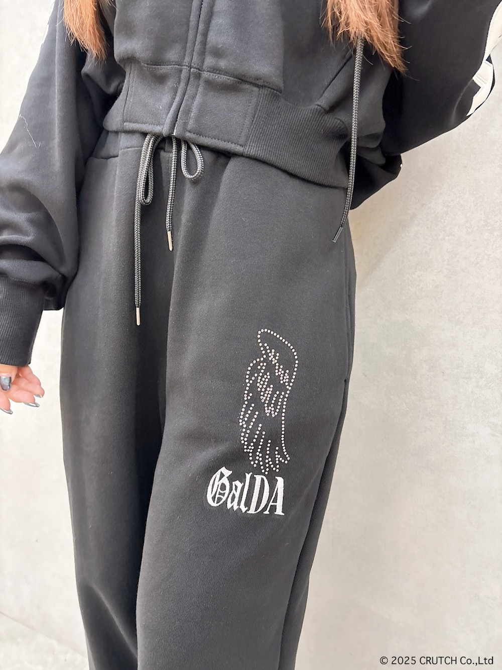 ブラック系のパーカー、ブラック系のその他パンツ、ホワイト系のパンプスを着用したレディースの秋コーディネートの8枚目の写真