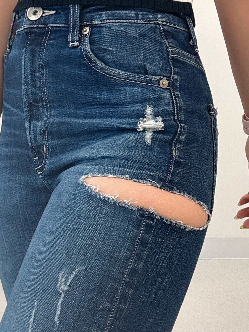 ブラック系のシャツ/ブラウス、ブルー系のデニムパンツ、ブラック系のサンダルを着用したレディースの夏コーディネートの6枚目の写真