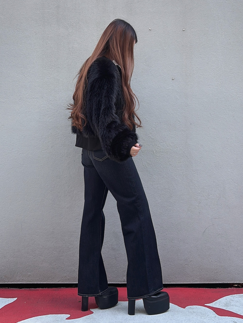 ブラック系のその他アウター、その他のニット/セーター、ブルー系のデニムパンツを着用したレディースの冬コーディネートの2枚目の写真