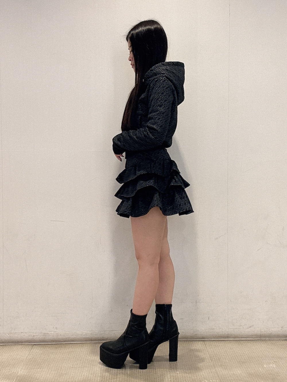 ブラック系のキャミソール、ブラック系のスカート、ブラック系のパーカーを着用したレディースの冬コーディネートの3枚目の写真