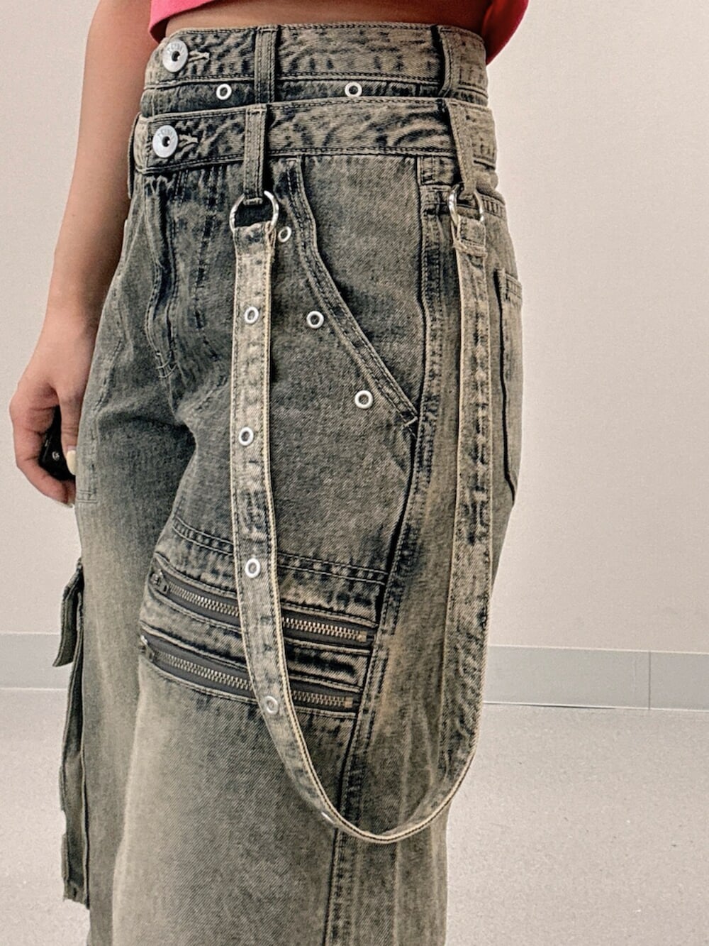 ブラック系のサンダル、ブラック系のTシャツ/カットソー、ブルー系のデニムパンツを着用したレディースの夏コーディネートの7枚目の写真