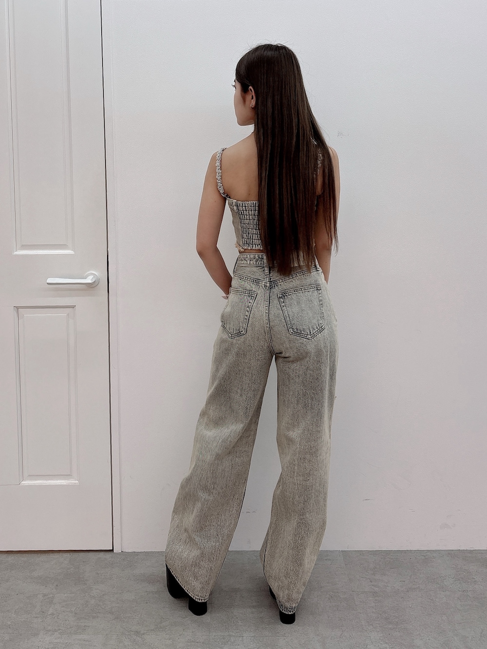 ブルー系のつなぎ/オールインワン、ブラック系のサンダルを着用したレディースの春コーディネートの3枚目の写真