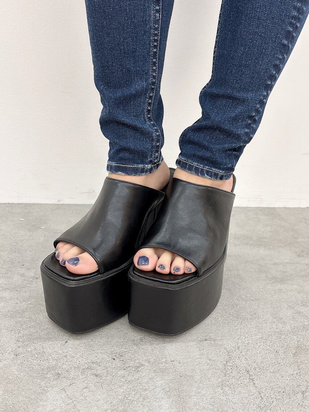 ホワイト系のキャミソール、ホワイト系のシャツ/ブラウス、ブルー系のデニムパンツを着用したレディースの夏コーディネートの7枚目の写真