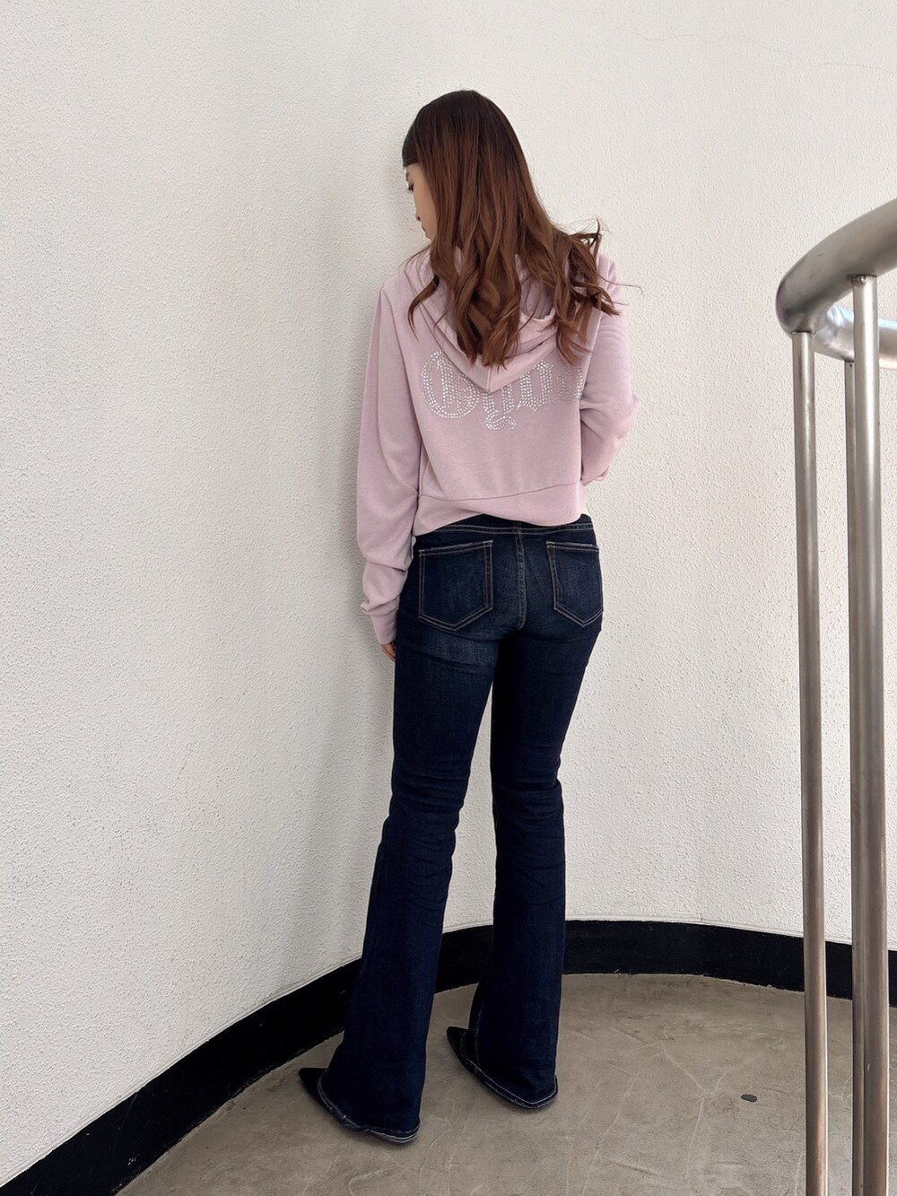 ホワイト系のキャミソール、パープル系のパーカー、ブルー系のデニムパンツを着用したレディースの春コーディネートの3枚目の写真