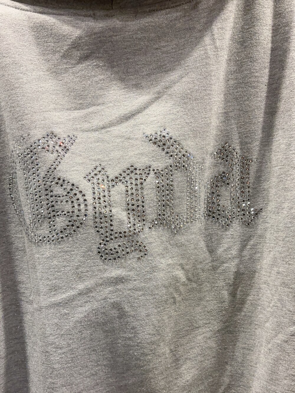 グレー系のパーカー、ブルー系のデニムパンツ、ブラック系のサンダルを着用したレディースの秋コーディネートの4枚目の写真