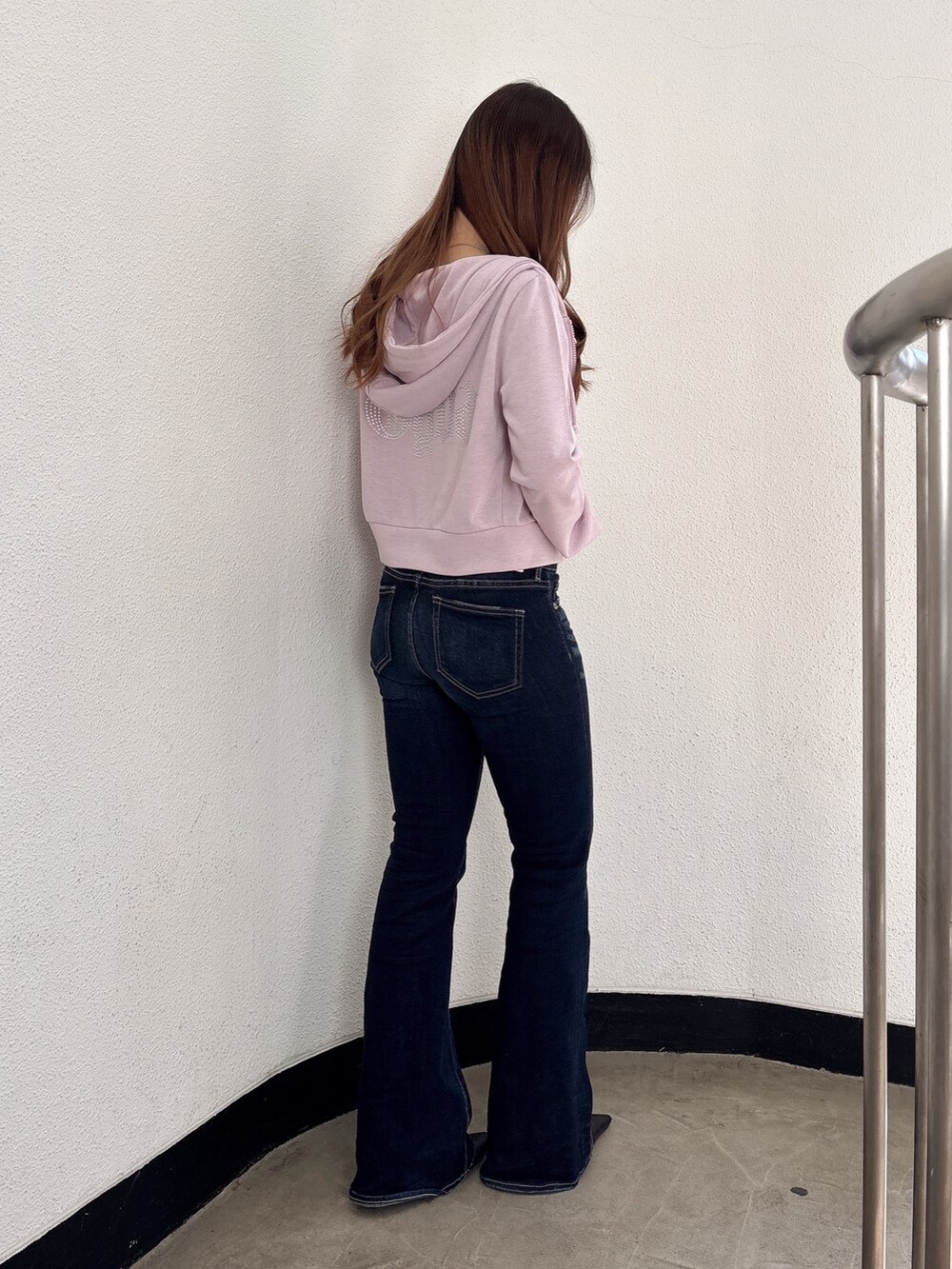 ホワイト系のキャミソール、パープル系のパーカー、ブルー系のデニムパンツを着用したレディースの春コーディネートの2枚目の写真