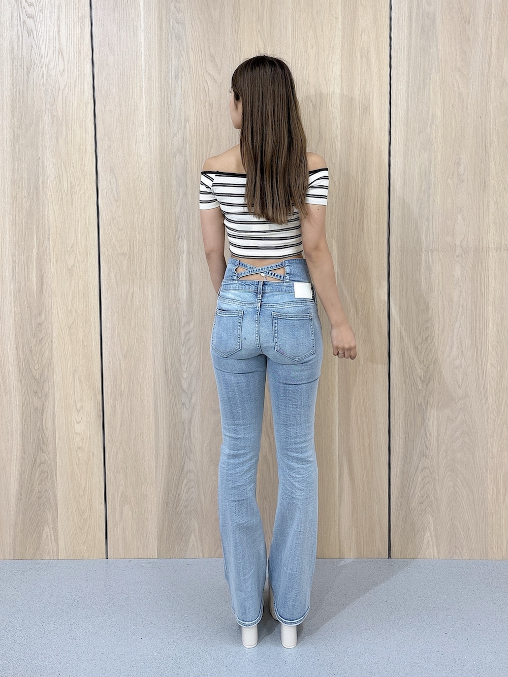その他のTシャツ/カットソー、ブルー系のデニムパンツ、ホワイト系のサンダルを着用したレディースの夏コーディネートの3枚目の写真