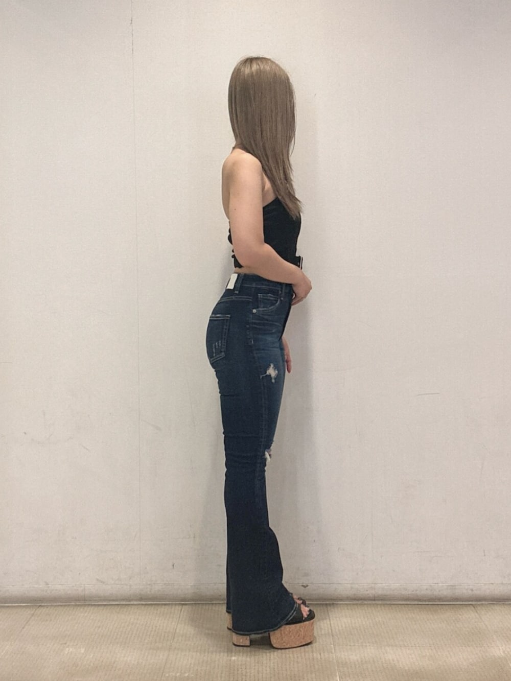 ブラック系のサンダル、ブルー系のデニムパンツ、ブラック系のキャミソールを着用したレディースの夏コーディネートの2枚目の写真