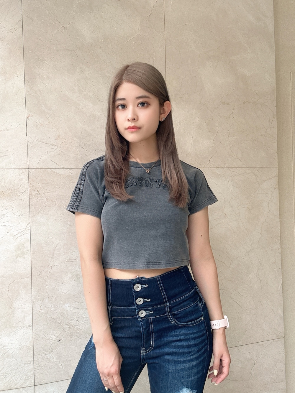 ブラック系のTシャツ/カットソー、ブルー系のデニムパンツ、ブラック系のサンダルを着用したレディースの夏コーディネートの4枚目の写真