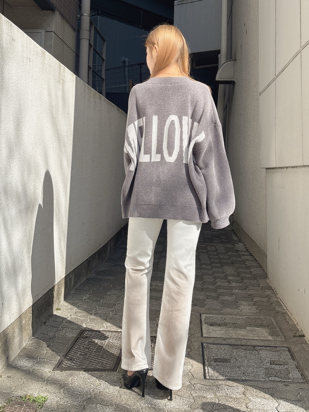 ホワイト系のつなぎ/オールインワン、グレー系のカーディガン/ボレロ、ブラック系のパンプスを着用したレディースの冬コーディネートの3枚目の写真